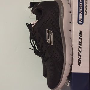 NWT Men's Skechers size 8 memory foam shoes